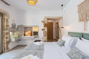 5 bedrooms, iron/ironing board, travel crib, internet