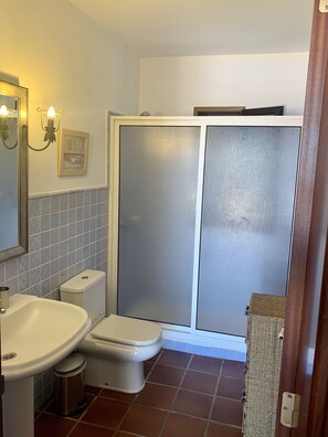Badewanne, Haartrockner, Bidet, Handtücher