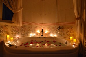 Duschwanne, Haartrockner, Handtücher, Seife