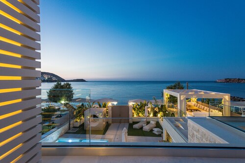 Villa Moana - Beachfront Coastal Dreams by etouri