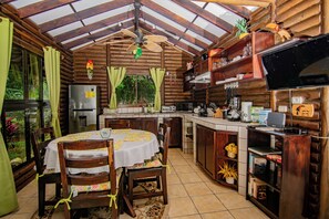 Kühlschrank, Mikrowelle, Herdplatte, Wasserkocher mit Kaffee-/Teezubehör