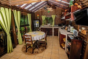 Een koelkast, een microgolfoven, een kookplaat