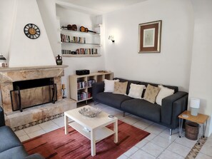 Smart-tv, pejs, dvd-afspiller, bøger