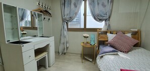 3 bedrooms, iron/ironing board, WiFi, bed sheets - 50 meters from 2 subway lines in the right center of Seoul (Wonhyo-ro 63-gil)