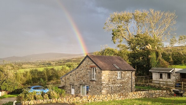 Exterior - Stunning sea and mountain views near Cwm yr Eglws. Perfect for a winter break (newport)