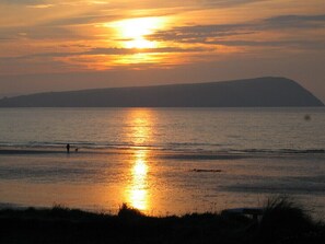 Beach nearby - Stunning sea and mountain views near Cwm yr Eglws. Perfect for a winter break (newport)