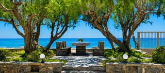 Villa Pelagos - Seafront villa