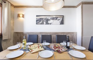 Dining - Wifi, 250m from resort center, fitness, swimming pool, sauna, hammam, balcony, fireplace or stove (Val Thorens)
