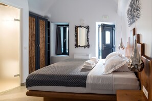 3 bedrooms, in-room safe, soundproofing, iron/ironing board - Secret Spot Luxury Villa | Private Pool | Jacuzzi | Fira Town (Thera)