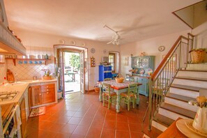 Frigorifero, forno, piano cottura, lavastoviglie