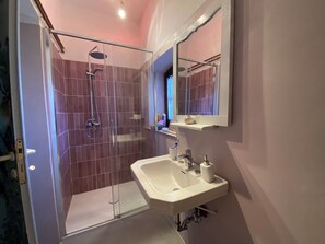 Duschwanne, Haartrockner, Bidet, Handtücher