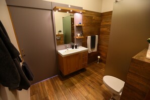 Shower, jetted bath, hair dryer, towels