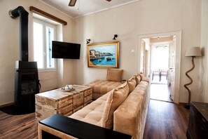 Smart TV, fireplace, Netflix, streaming services