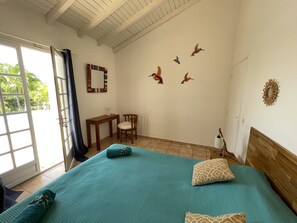 3 chambres, bureau, fer et planche à repasser, lit de bébé portatif
