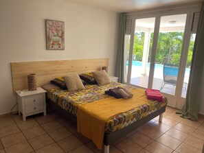 3 bedrooms, desk, iron/ironing board, travel crib