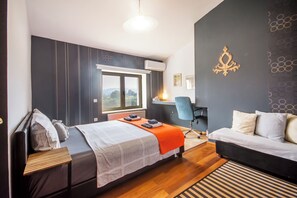 4 bedrooms, desk, soundproofing, iron/ironing board