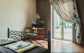 4 Schlafzimmer, Schreibtisch, schallisolierte Zimmer