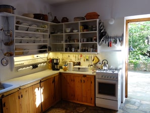 Fridge, oven, stovetop, coffee/tea maker