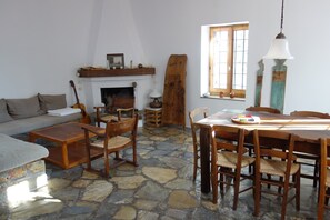 Cheminée, livres, médiathèque, chaîne hi-fi