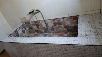 Ensemble douche/baignoire, serviettes fournies, papier toilette