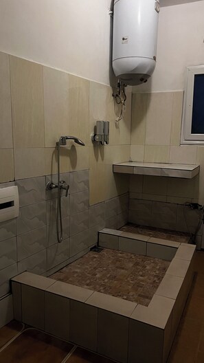 Kombination af bruser/badekar, håndklæder, Toiletpapir