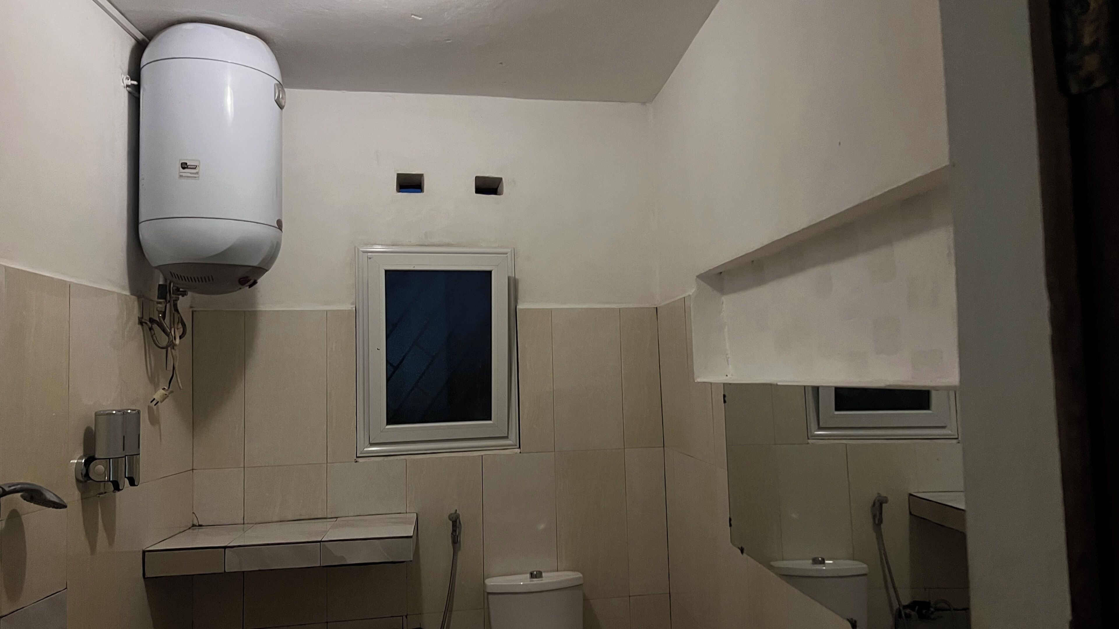 Een bad/douchecombinatie, een bidet, handdoeken, zeep
