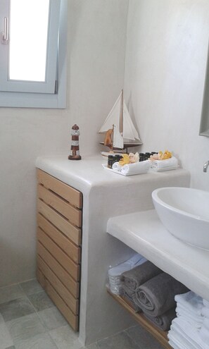 Kombinert dusj/badekar, boblebad, hårføner og håndklær