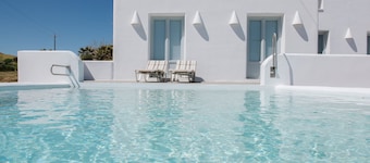 Villas de lujo en primera línea de mar y arena, Santorini, Grecia.
