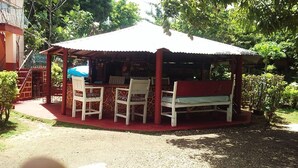 Outdoor dining - Shades CottageRoom #4 (Belmont)
