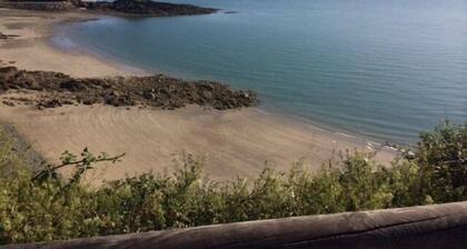 Yksikerroksinen talo 5 km päässä Binicin rannoista