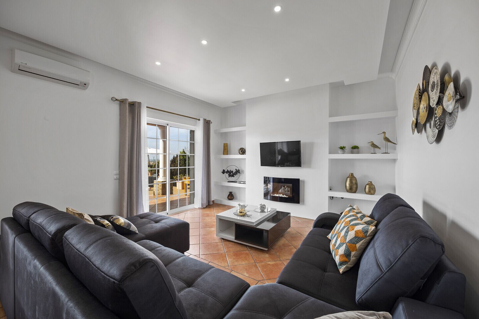 Televisión y chimenea 