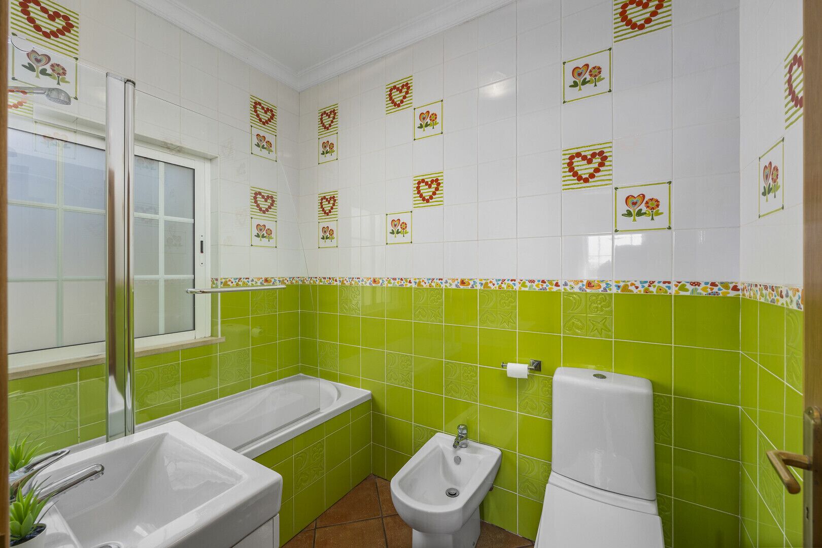Een badkamer met een bad, een wastafel en een toilet.
