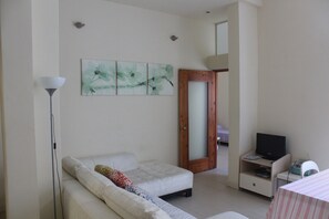 TV, DVD player, stereo - Stylish, modern, central apartment in St. Julians, (St Julians)