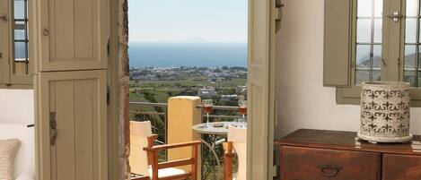 Tabla de planchar con plancha, wifi y ropa de cama