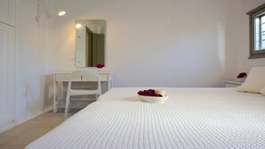 5 bedrooms, iron/ironing board, WiFi, bed sheets