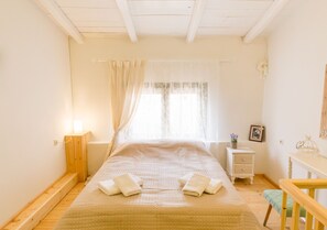 1 dormitorio, tabla de planchar con plancha, wifi y ropa de cama