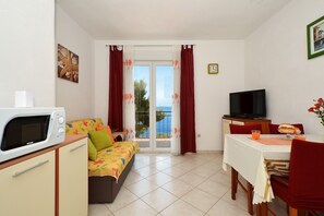 TV - BILO 2 with 2 bedrooms & 2 bathrooms, sea view, only 30 m from the beach (Primosten)