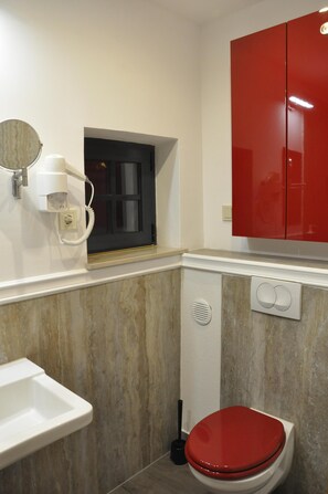 Shower, hair dryer, towels, soap - Stone house with pool (Mrkovi)