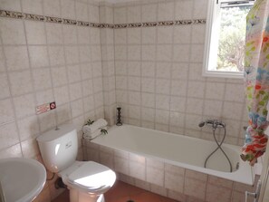 Combined shower/bathtub, hair dryer, towels