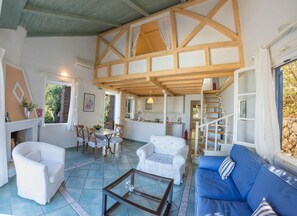 Fernseher, Kamin, Stereoanlage