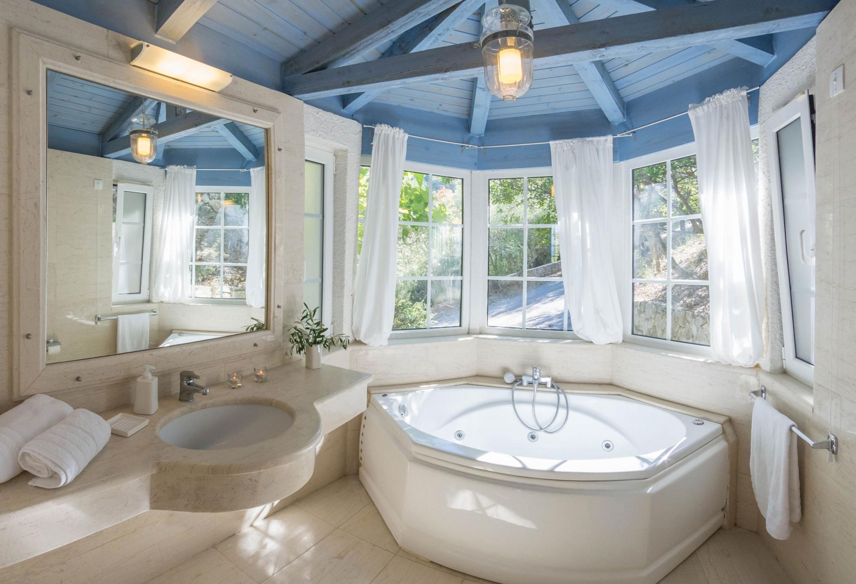 Combined shower/bathtub, hair dryer, towels