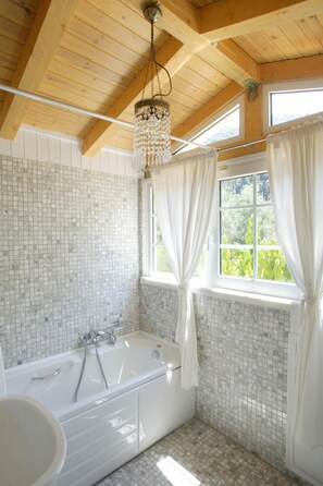 Combined shower/bathtub, hair dryer, towels