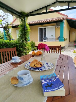 Outdoor dining - The Pergola Cottage... Feel the local vibes !!! (Περιβόλι)