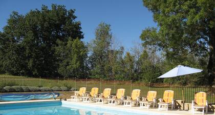 Enchanting Château with en-suites, Pool, Tennis, Grand Piano, BBQ, Fast WiFi
