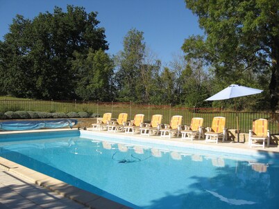 Enchanting Château with en-suites, Pool, Tennis, Grand Piano, BBQ, Fast WiFi