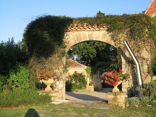 Château - piscine chauffée,  tennis éclairé, piano à queue, WIFI, sur 18 acres.