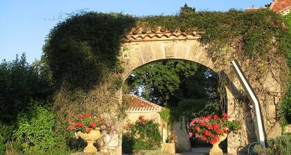 Chùteau - piscine chauffée, tennis éclairé, piano à queue, WIFI, sur 18 acres.