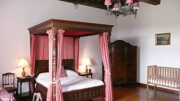 9 Schlafzimmer, Schreibtisch, BĂŒgeleisen/BĂŒgelbrett, kostenloses WLAN