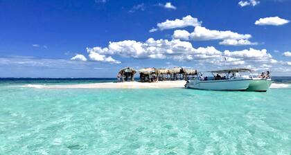 Muutaman askeleen päässä upealta Punta Rucian rannalta!