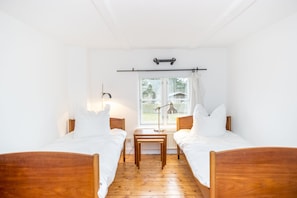 6 bedrooms, desk, iron/ironing board, free WiFi - Historic farmhouse. Lovingly and high quality restored. (Fehmarn)